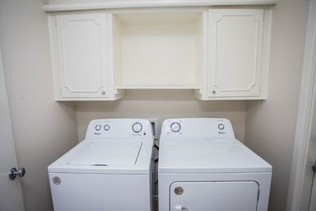 Building Photo - "Charming 3-Bed Retreat in Lubbock with Granite Accents & Spacious Living!"
