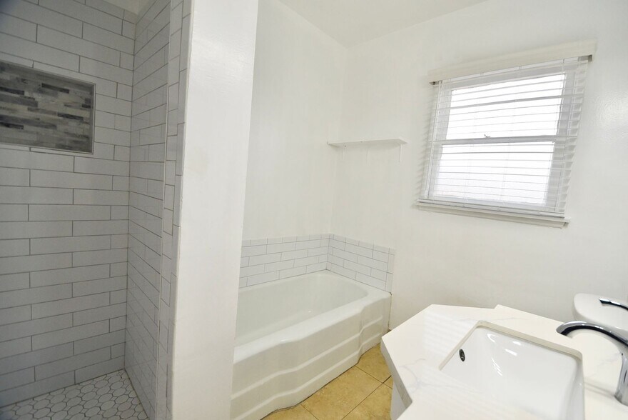 Building Photo - 5220 Radford Ave