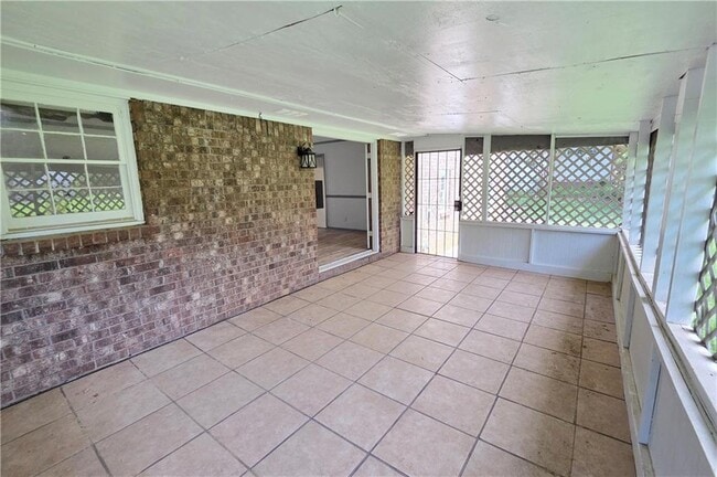 Building Photo - 6684 Londonderry Dr