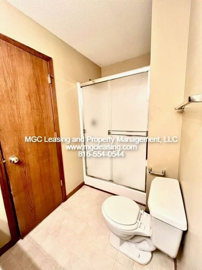 Building Photo - Convenient Raymore Living Near I-49, Shopping & Parks