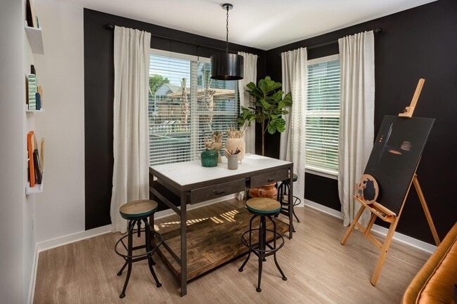 Building Photo - 2403 Mall Dr