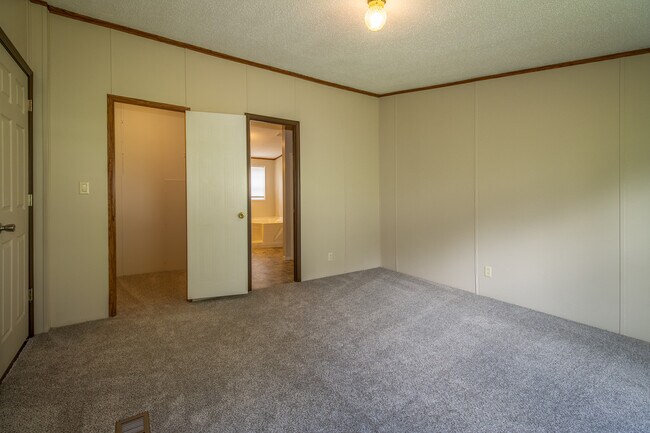 Building Photo - 60 Brooklane Dr