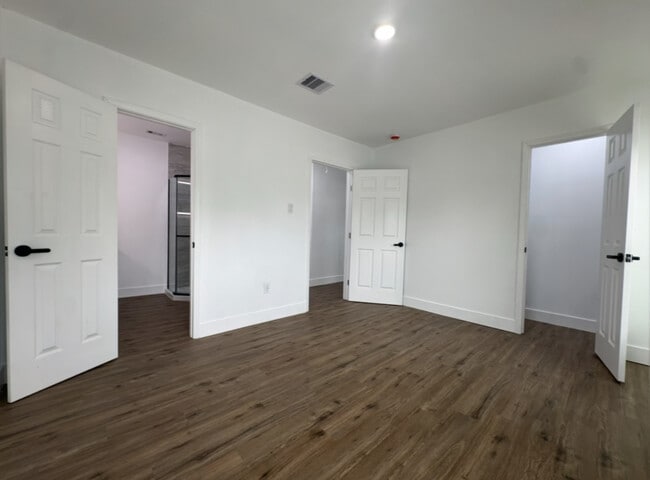 Building Photo - 1203 W 6th St