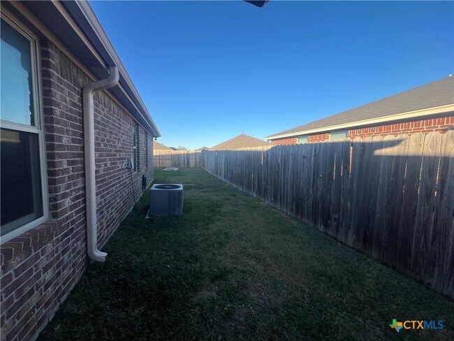 Building Photo - 1401 Loyal Ln