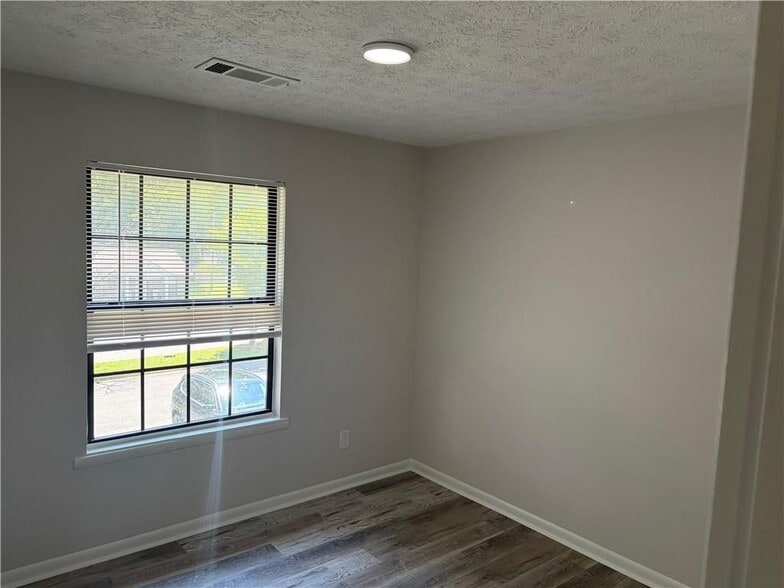 Building Photo - 4 Eastview Cir