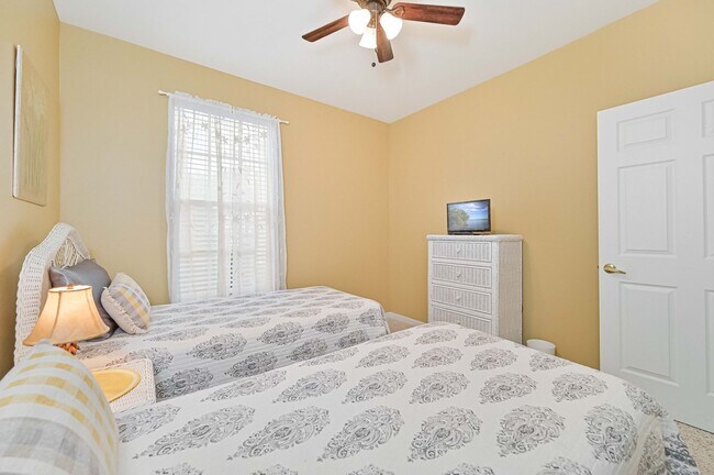 Building Photo - ***FULLY FURNISHED - 2/2 condo with LAKE V...