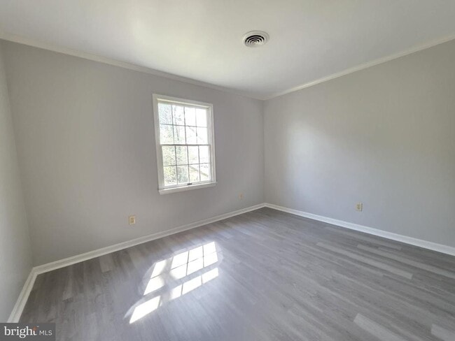 Building Photo - 830 Larch Way