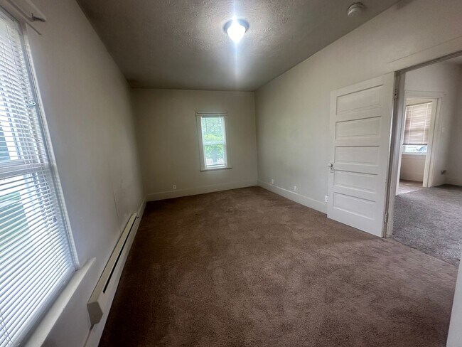 Building Photo - One Bedroom, One-bathroom Apartments Locat...