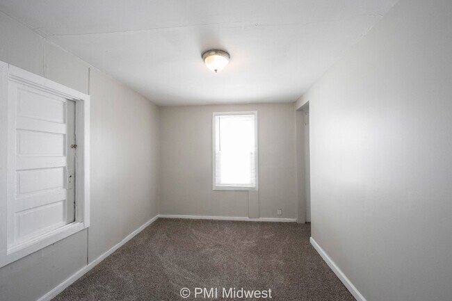Building Photo - Charming 3-Bedroom Duplex with 2 Full Bath...