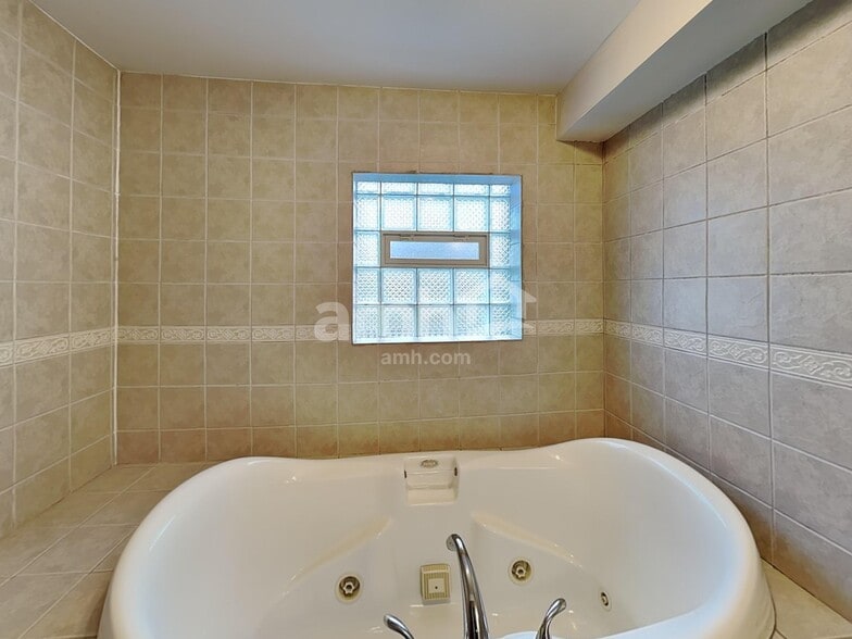 Building Photo - 7007 Lewis & Clark Dr