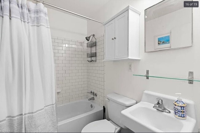 Building Photo - 2 bedroom/1.5 bathroom townhome in Ardmore