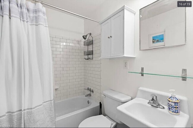 Building Photo - HALF OFF first month's rent - 2 bedroom/1.5 bathroom townhome in Ardmore