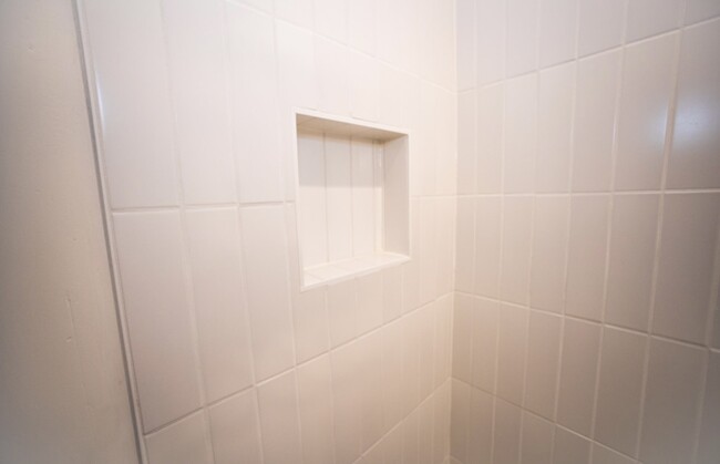 Shower - 1512 N Jackson St