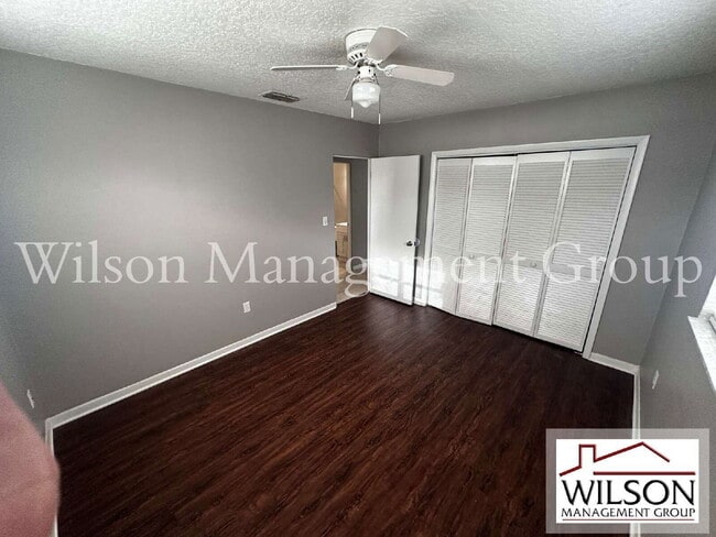 Building Photo - 900 Jamela Dr