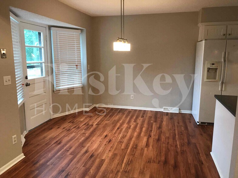 Building Photo - 804 NE Karapat Dr