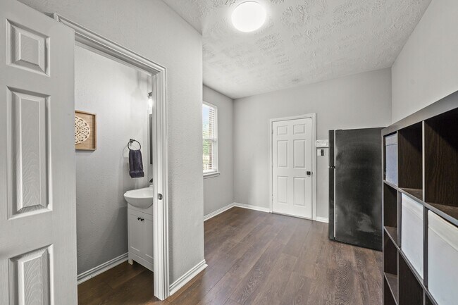 Building Photo - 4703 Oxbow Cir W