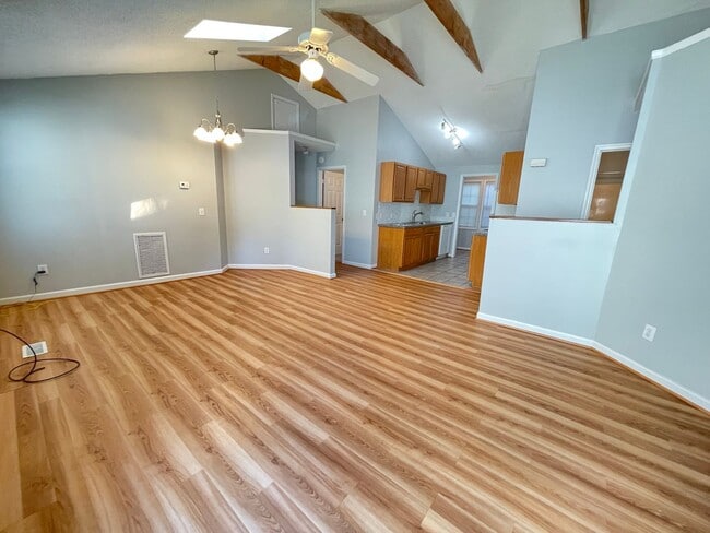 Building Photo - Great location! 4br house w/ parking, larg...