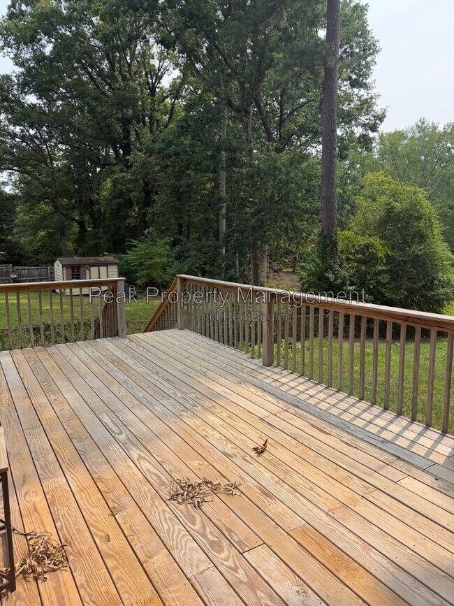 Building Photo - 2119 Woodmont Dr