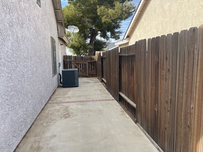 Building Photo - Charming Home in Hesperia- HOA Community- 3 Bedrooms, 2 Bathrooms, Community Park