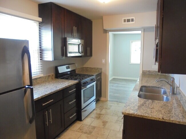 Building Photo - 1434 Walnut Dr