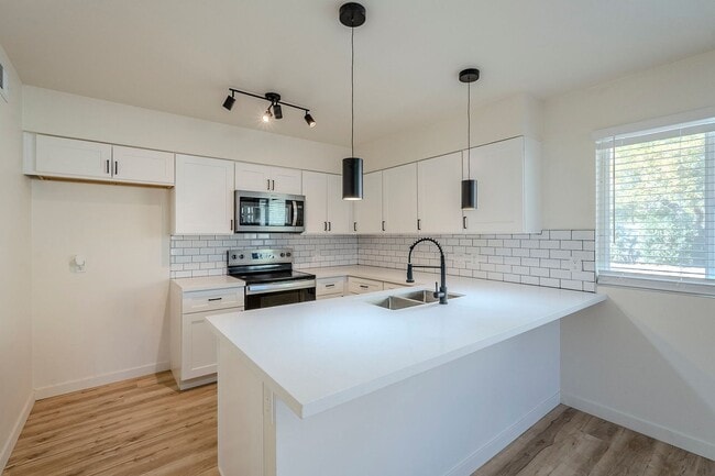 Building Photo - First floor fully updated unit!
