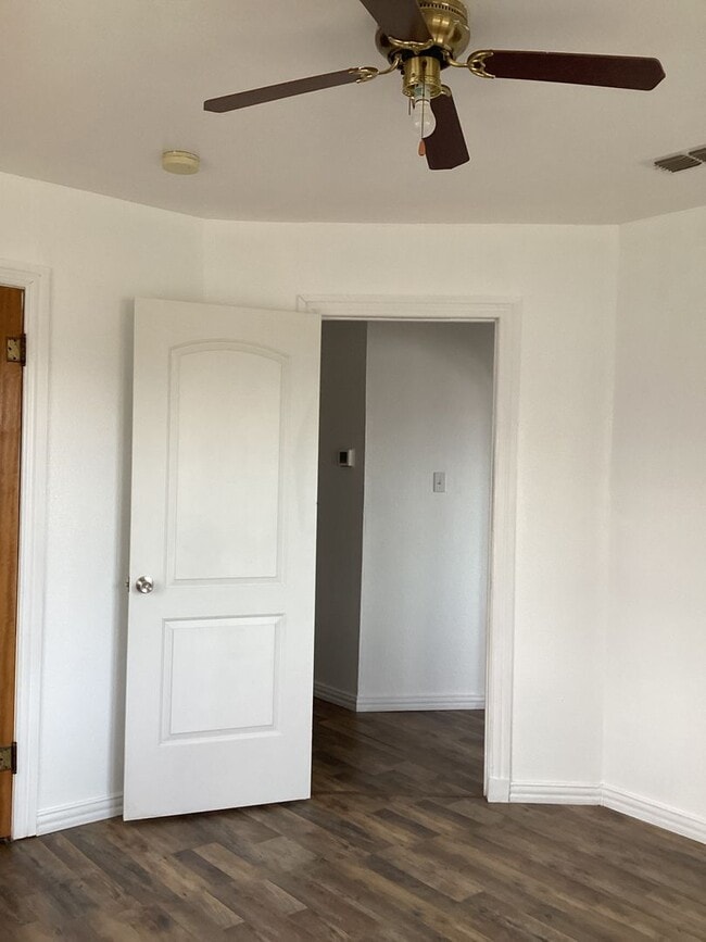 Building Photo - Newly Updated Family Home  Close to Jr. High & High School!  Pets welcome!