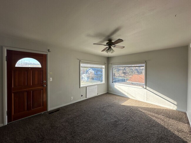 Building Photo - 2 bedroom 1 bath single family home