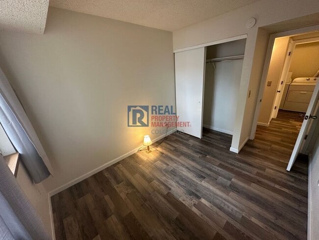 Building Photo - 1075 S Elkhart Way
