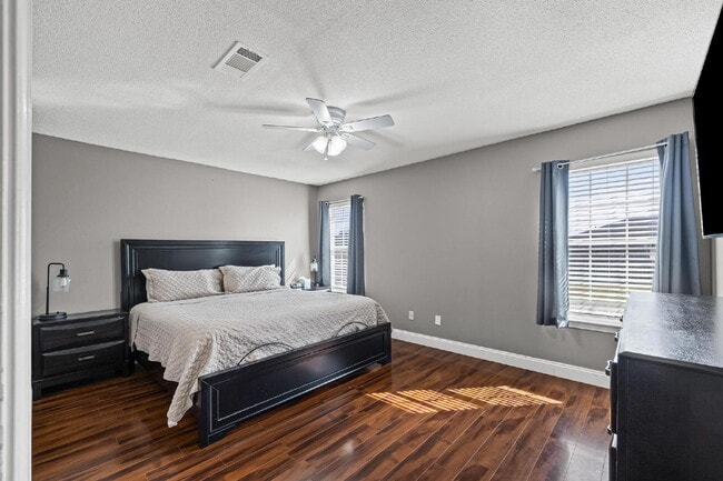 Building Photo - Pet Friendly 3-bedroom, 2-bath brick home with an office in southwest Pensacola