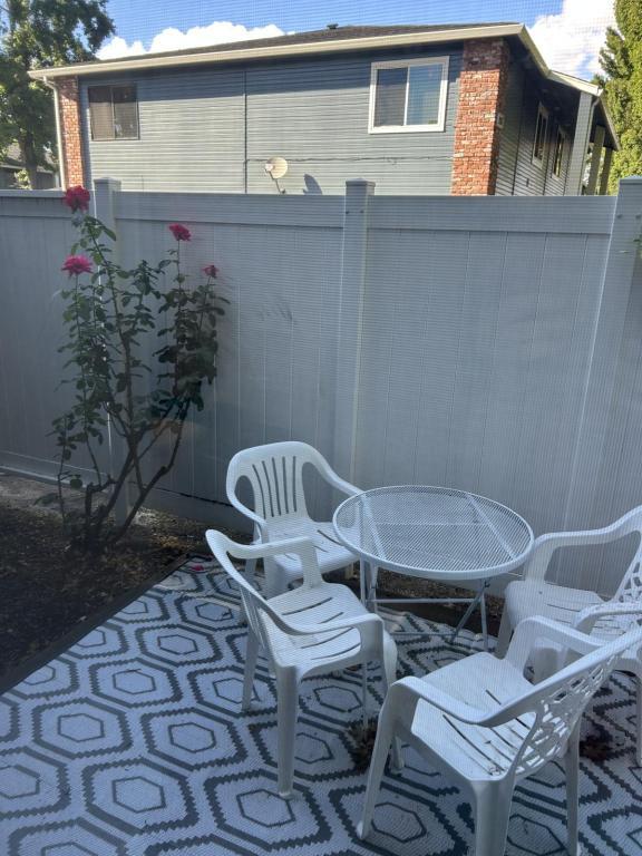 Building Photo - 2215 Poplar Dr