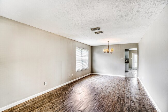 Building Photo - 518 Foxglove Dr