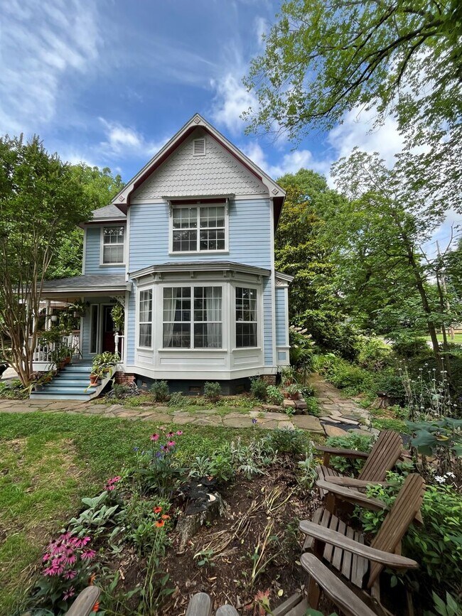 Building Photo - HISTORIC DOWNTOWN  3 bedroom 2.5 bath home