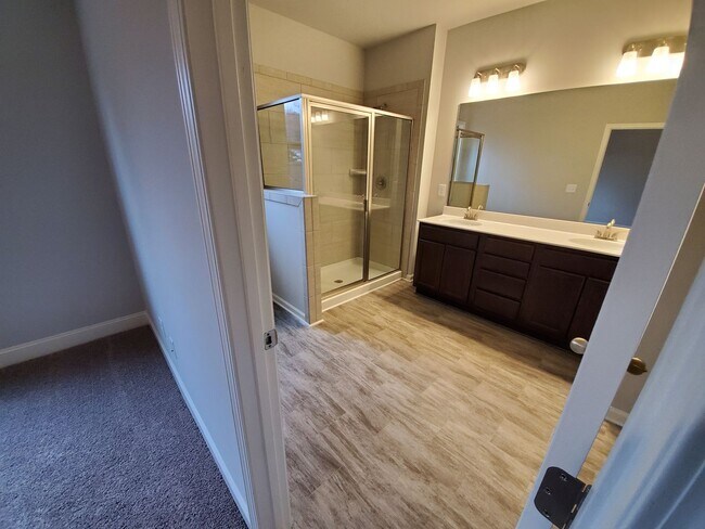 Building Photo - Charming 3-Bedroom Townhome with Stylish F...