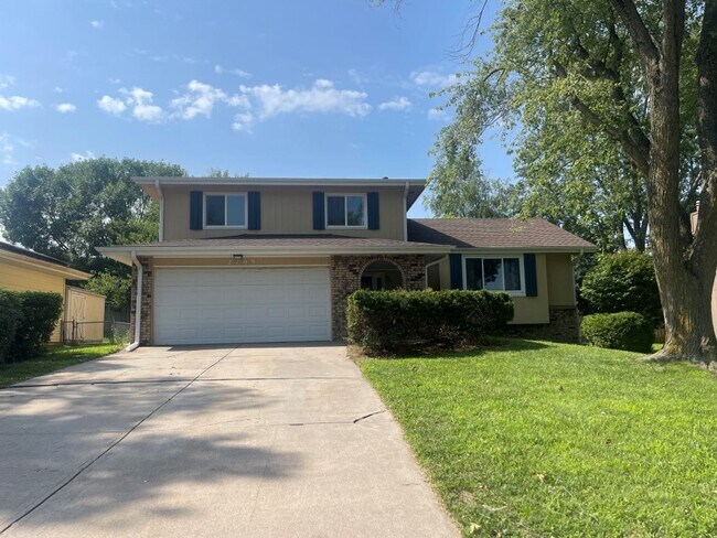 Primary Photo - Bellevue Home For Rent!