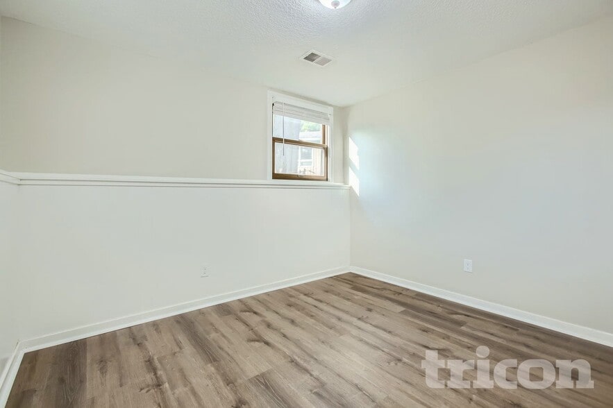 Building Photo - 1916 Lamplight Dr