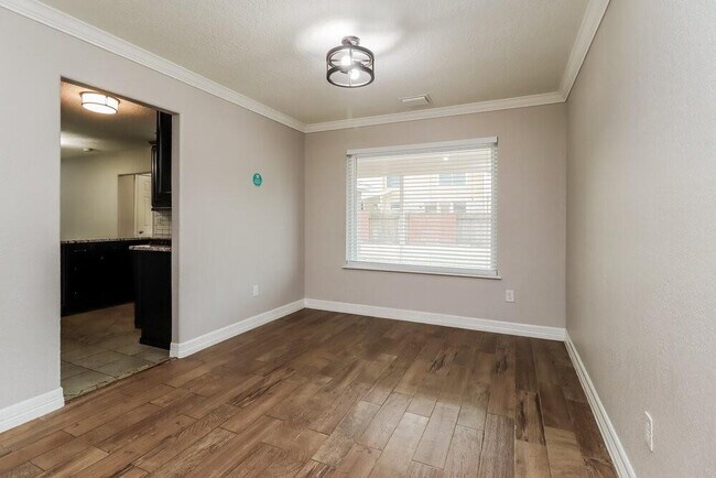 Building Photo - 4002 Ashwood Dr