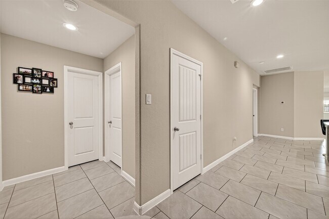 Building Photo - 18306 Pelham Holw Trl