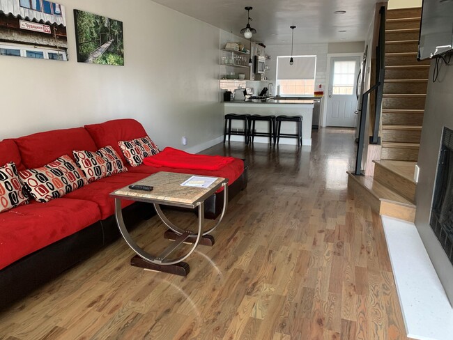 Building Photo - 1938 Newland Ct