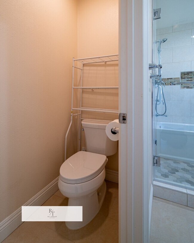 Building Photo - Stunning Remodeled Home in Walnut Valley U...