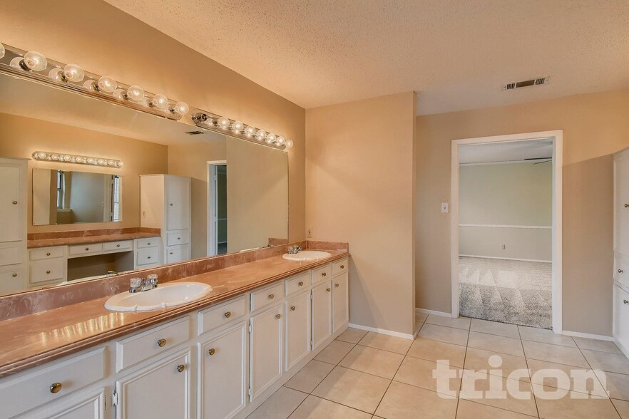 Building Photo - 5808 Thoreau Ln