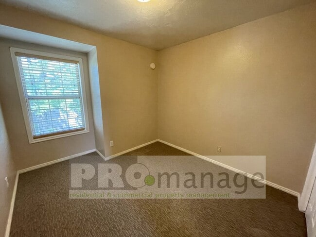 Building Photo - 3 Bed / 2.5 Bath Town Home w/ 2 Car Garage...