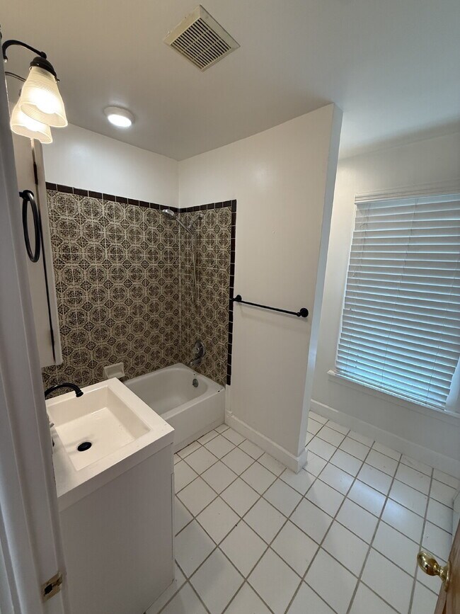 Building Photo - "Charming 2-Bed, 2-Bath Oasis in Denver’s Vibrant Locale – 1,313 Sq. Ft. of Cozy Elegance!"