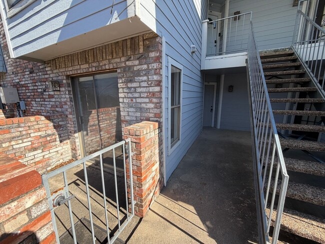 Building Photo - 3414 Country Club Dr W