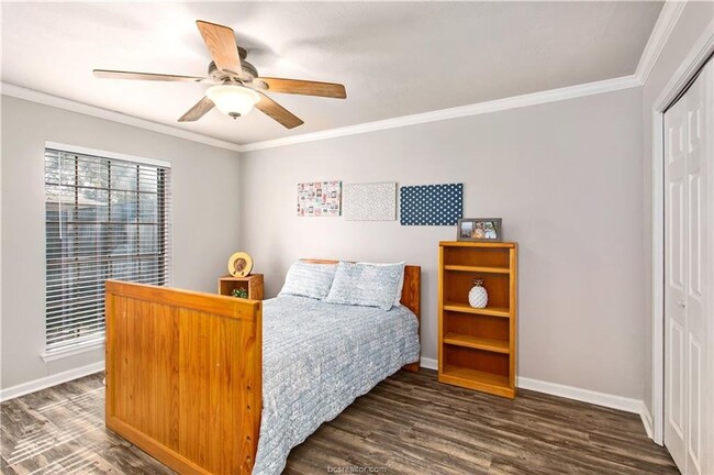 Building Photo - College Station - 2 Bedroom / 1 bath - fen...