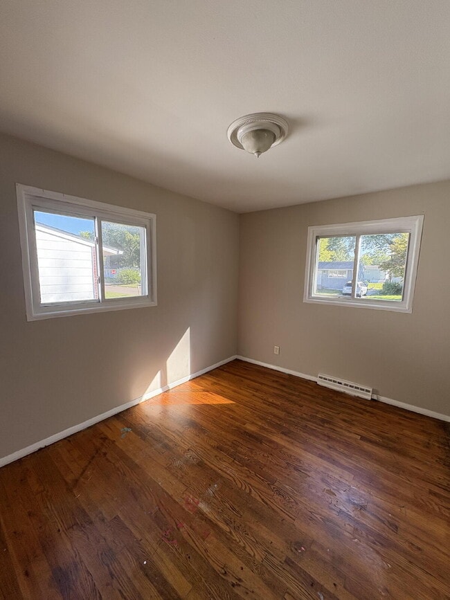 Building Photo - "Charming 3-Bed Home Retreat in Saint Loui...