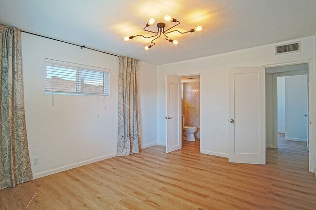 Building Photo - UPTOWN UPDATED 3/BD 2/BA 1/CG