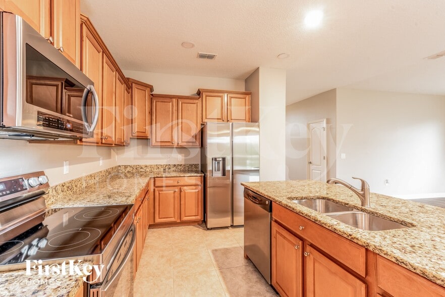 Building Photo - 20241 Merry Oak Ave
