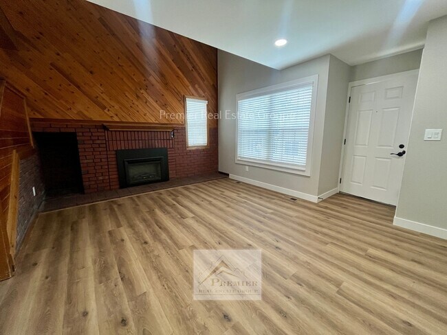 Building Photo - 8059 Lexington Park Dr