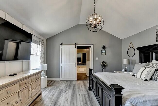 Building Photo - 561 Russell Rd