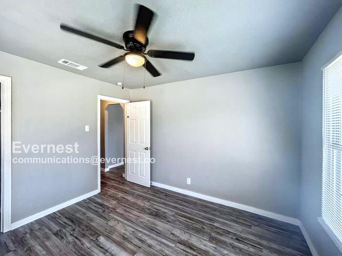 Building Photo - 1607 El Paso St